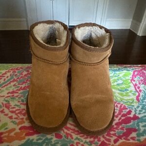 Faux Ugg Cozy Suede Ankle Boots in Chestnut